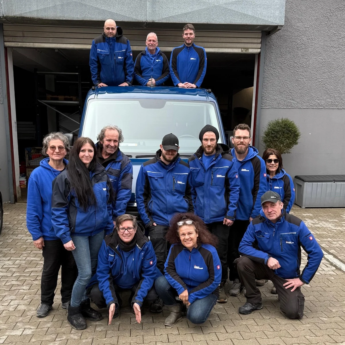 Das Team der HMR GmbH vor dem Firmengebäude in Freising