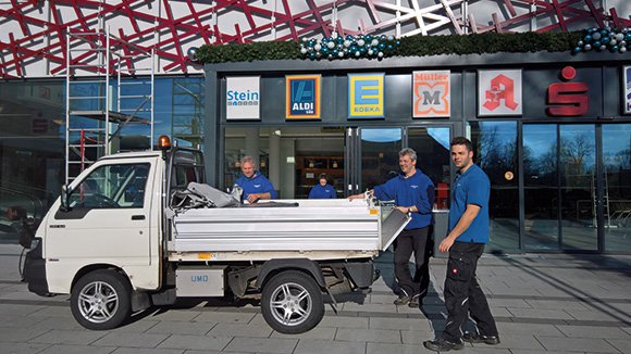 Team von Hausmeisterservice Ritschel mit Pritschenwagen vor einem Geschäftsgebäude