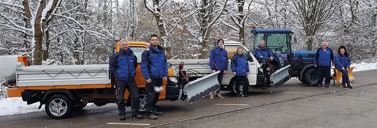 Das Team von Hausmeisterservice Ritschel mit den Winterdienst-Fahrzeugen
