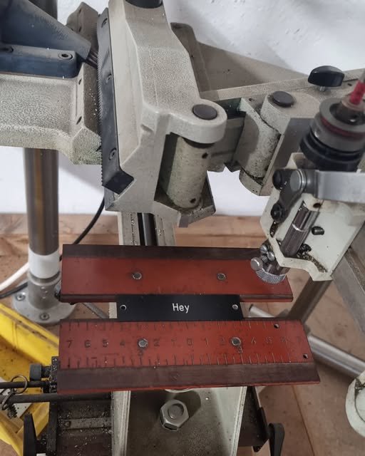 Bohrmaschine und Werkstück in der eigenen Werkstatt